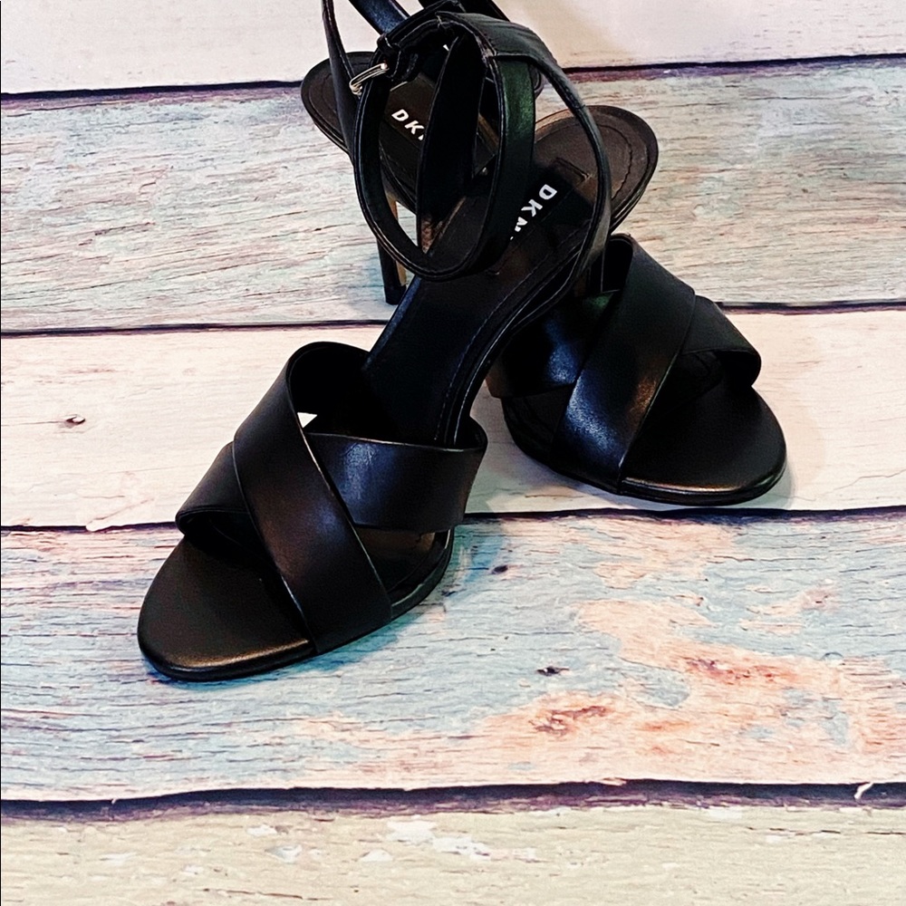 NWT DKNY Women’s Black IvyLeather Sandal 7 - Picture 2 of 6